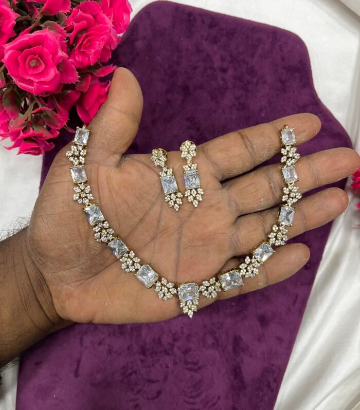 Victoria Polish Necklace It looks Elegant